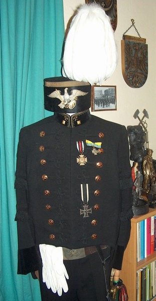 Piknie zdobiony mundur sztygara dozoru rejonu grniczego z zawieszonymi odznaczeniami wojskowymi z okresu 1. wojny wiatowej. Poniej tzw: elazny krzy.
